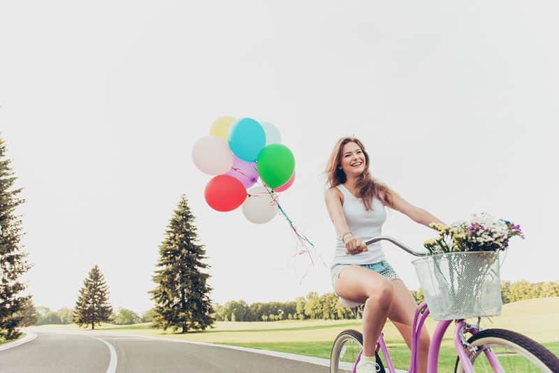 glückliche Frau, die Fahrrad fährt