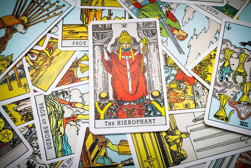 die Hierophant-Tarotkarte mit anderen Tarotkarten