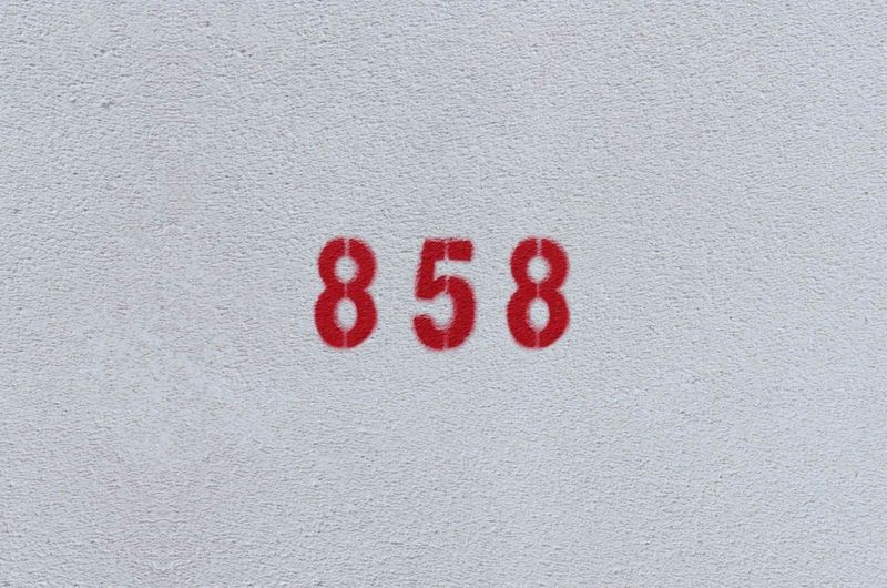 ROTE Nummer 858 auf der weißen Wand
