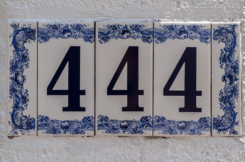 Hausnummer an der Wand