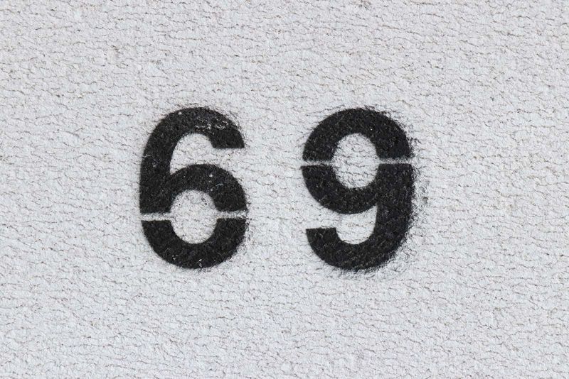 schwarze nummer 69 an grauer wand