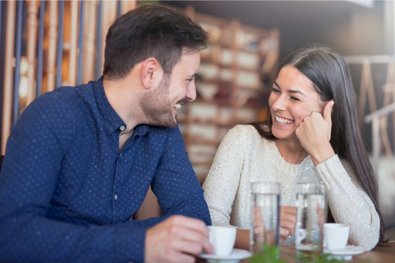 Ein Mann und eine Frau sitzen in einem Café und trinken Kaffee