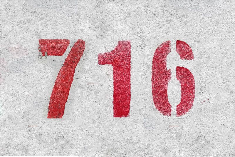 Rote Nummer 716 auf grauer Wand