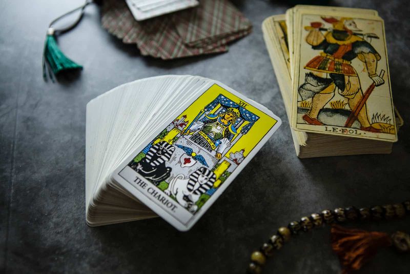 die Wagenkarte auf dem Tisch mit anderen Tarotkarten