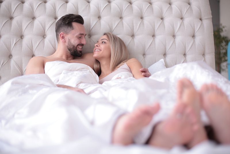 Ein Mann und eine Frau umarmten sich im Bett