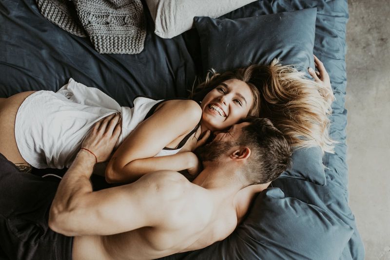 Ein Mann und eine Frau umarmen sich im Bett