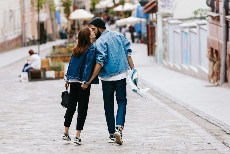 Paar küsst sich auf der Straße