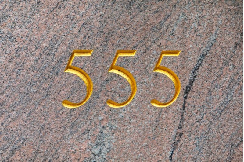 Nummer 555 in Gold geschnitzt
