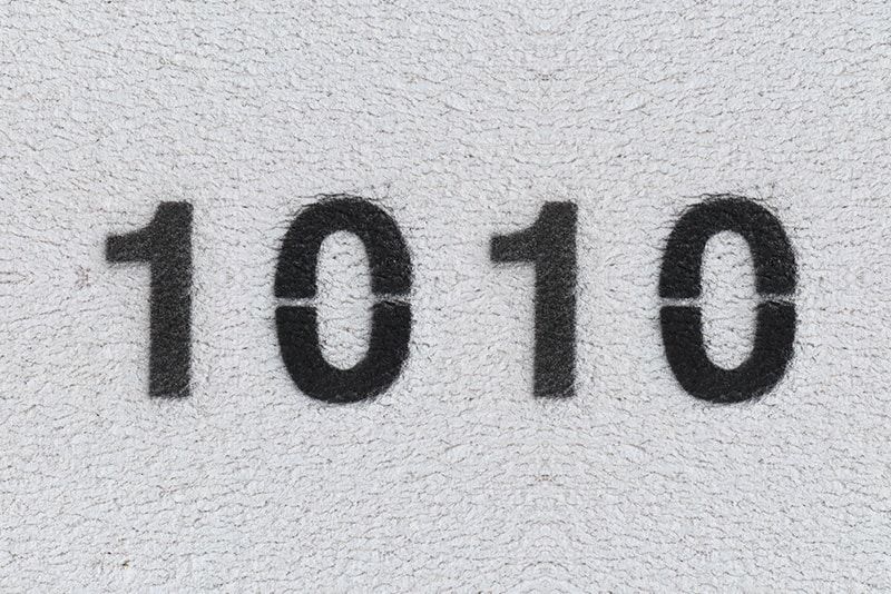 Schwarze Nummer 1010 auf der weißen Wand