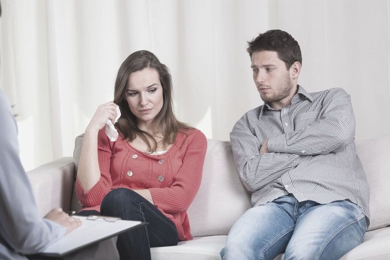 Paar vor der Scheidung in der Psychotherapiepraxis mit einem Berater vor sich