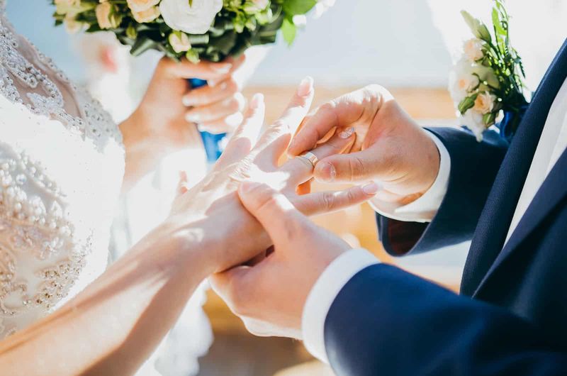 Bräutigam legt der Braut den Ehering an