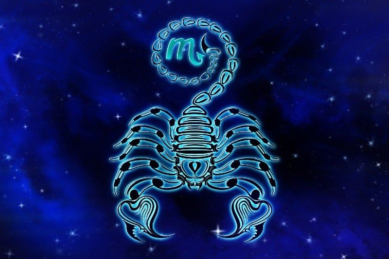 Skorpion-Horoskopzeichen auf blauem Hintergrund