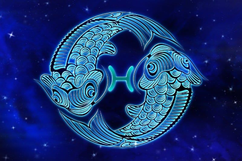 Sternzeichen Fische auf blauem Hintergrund