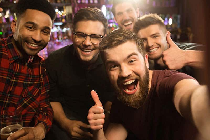 Gruppe männlicher Freunde, die ein Selfie machen