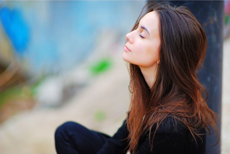 junge Frau meditiert im Freien