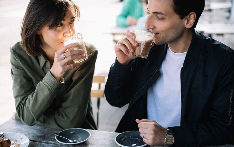 Paar trinkt Kaffee aus Plastikbechern