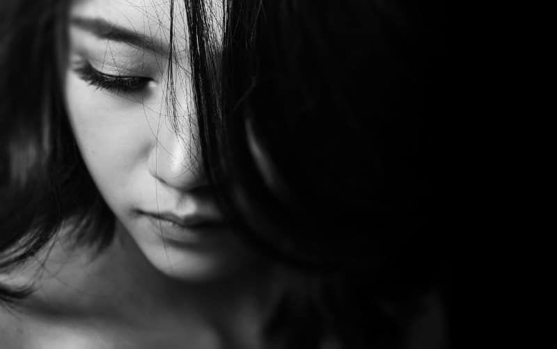 Schwarz-Weiß-Foto einer traurigen, schönen Frau