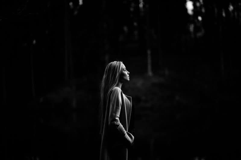 Das Mädchen im Wald.Träumerei.Schwarz-Weiß-FotoDas Mädchen im Wald.Träumerei.Schwarz-Weiß-Foto