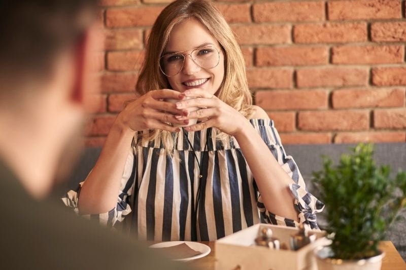 erstes Date mit einer Tasse Kaffee in einem Café zwischen einem Mann und einer Frau