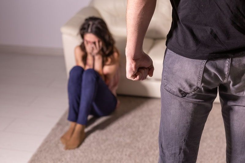 Mann misshandelt Frau im Wohnzimmer