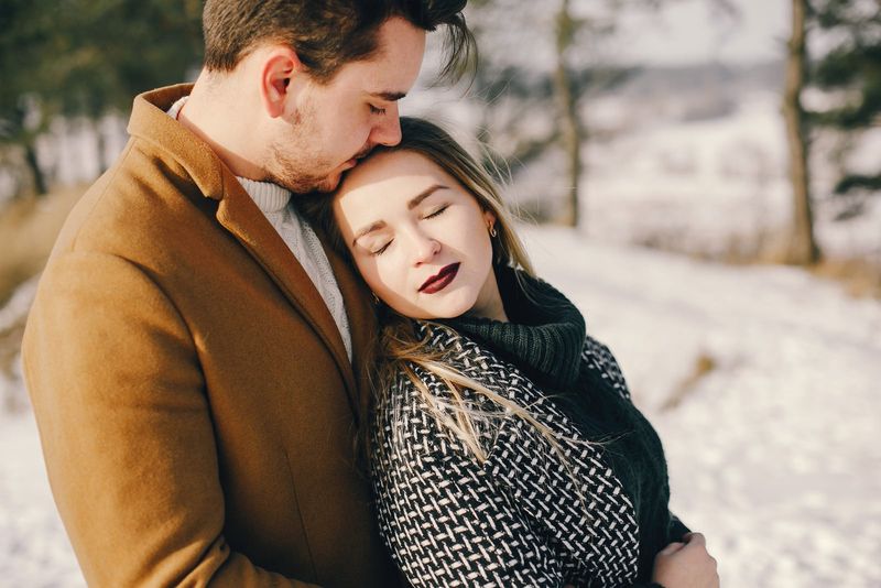glückliches junges Paar im Park im Winter