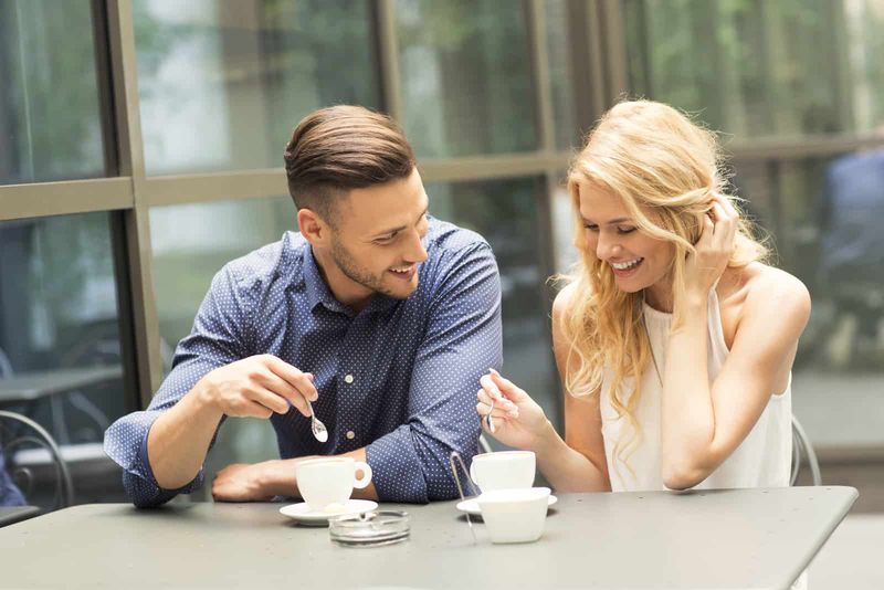 lächelndes Paar, das sich bei einem Kaffee-Date unterhält