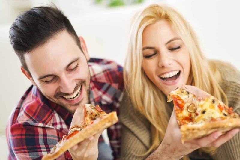 Ein Mann und eine Frau essen Pizza