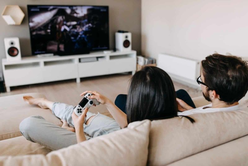 Ein Mann und eine Frau spielen Videospiele