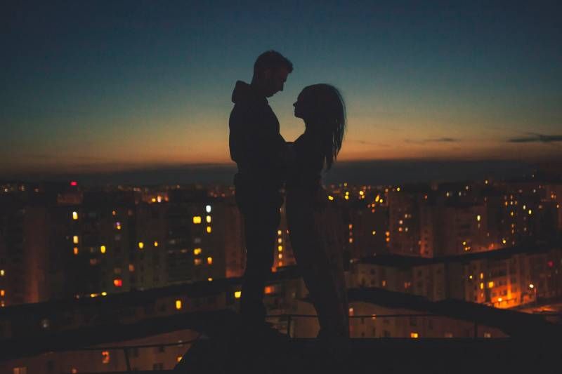 romantisches Paar auf dem Dach des Gebäudes