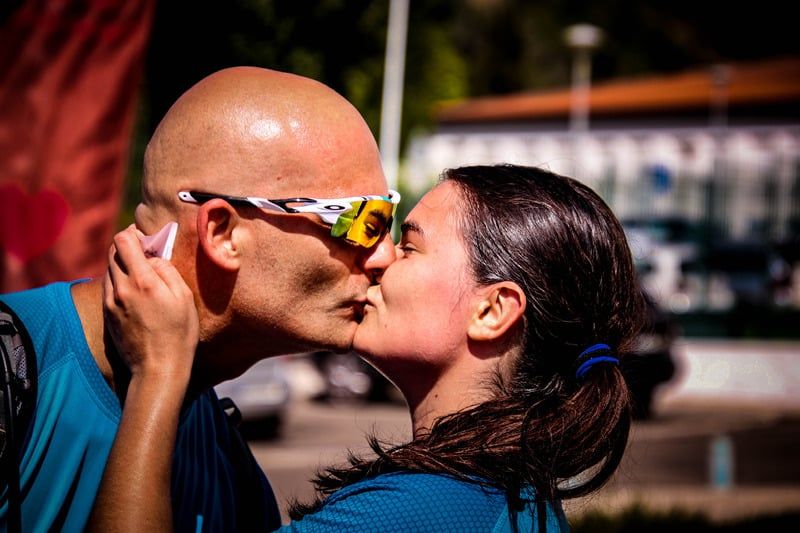 Mann und Frau küssen sich beide in blauen Oberteilen