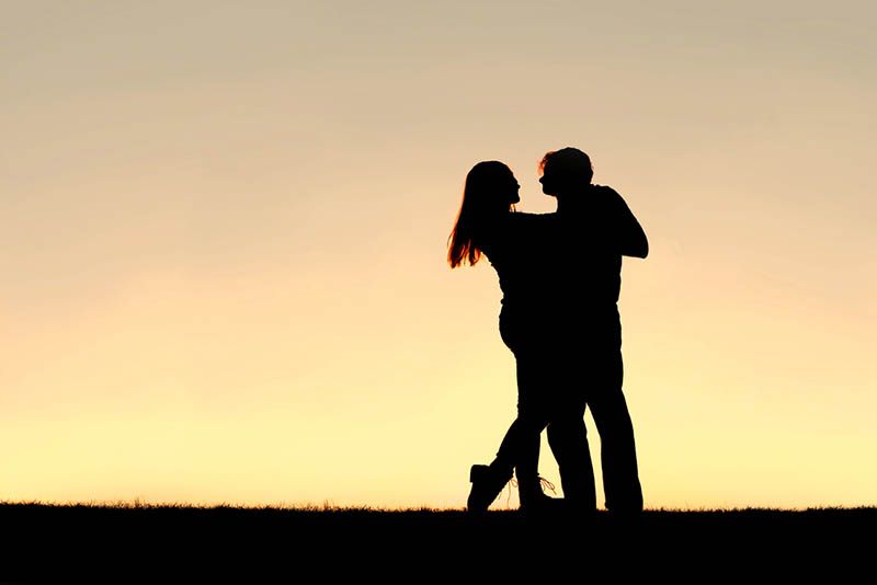 Silhouette eines Paares, das draußen tanzt