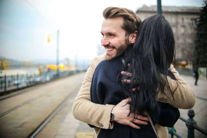 Foto eines Mannes, der eine Frau umarmt