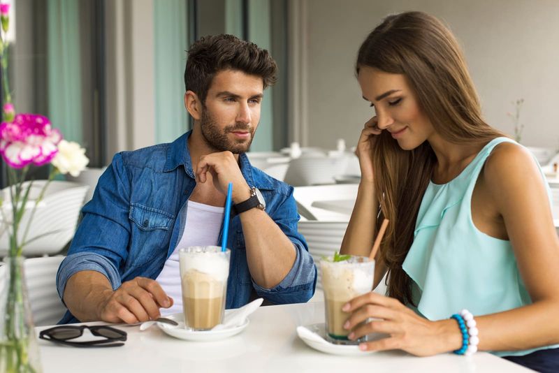 Mann flirtet mit junger Frau im Café