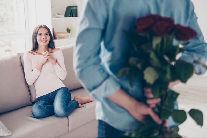 Ein Mann kaufte einen Strauß Rosen, um eine Frau zu überraschen