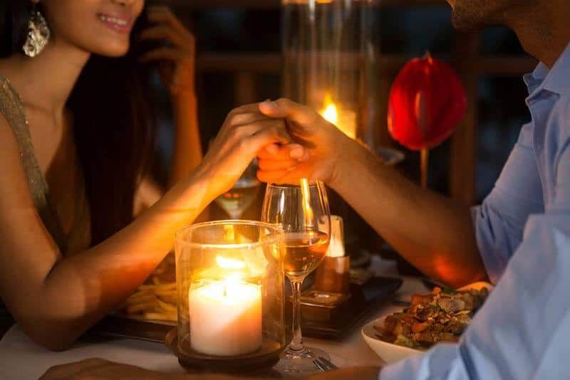 Nahaufnahme eines Paares beim Date-Dinner und Händchenhalten