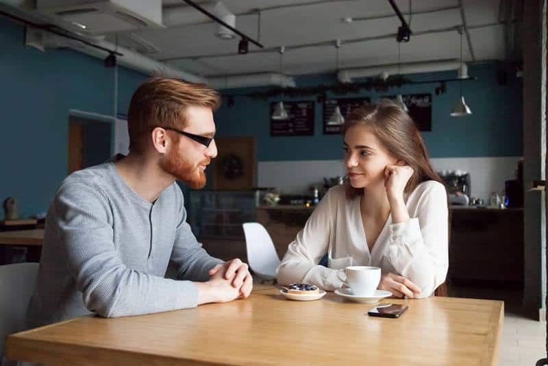 Mann und Frau schauen sich im Café an