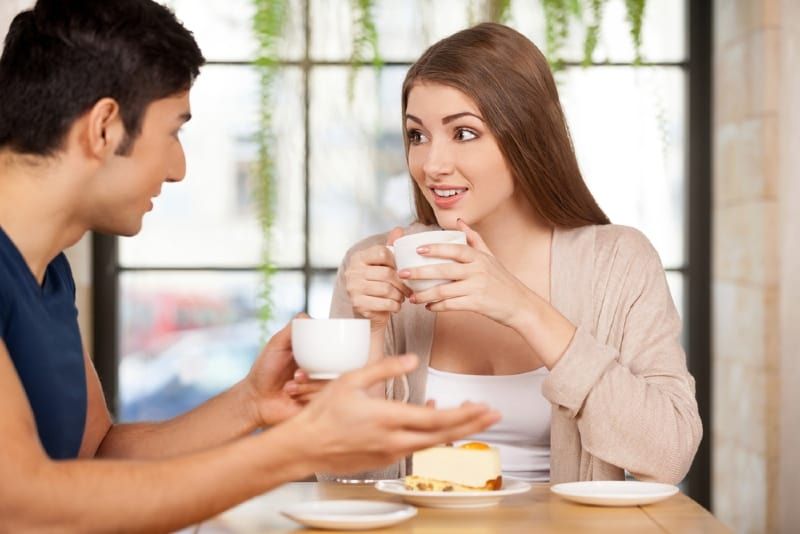 Mann und Frau trinken Kaffee im Café