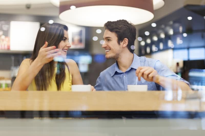 Mann und Frau reden, während sie im Café sitzen
