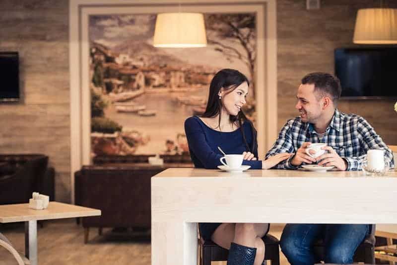 Mann und Frau unterhalten sich im Café