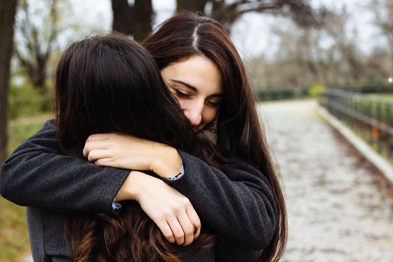 Mädchen umarmt ihre beste Freundin