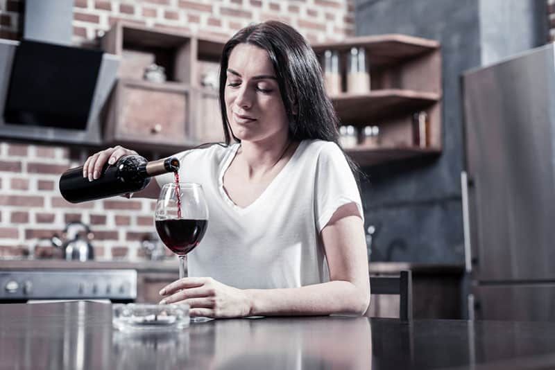 Frau, die einen Rotwein trinkt