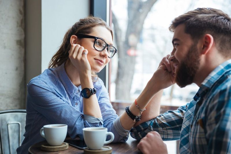 Ein Paar redet in einem Café