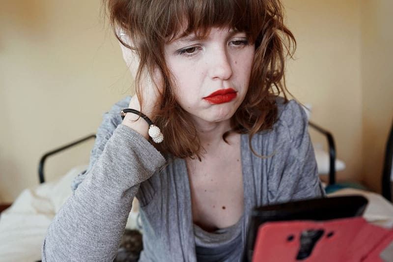 Traurige Frau mit rotem Lippenstift, die traurig aussieht
