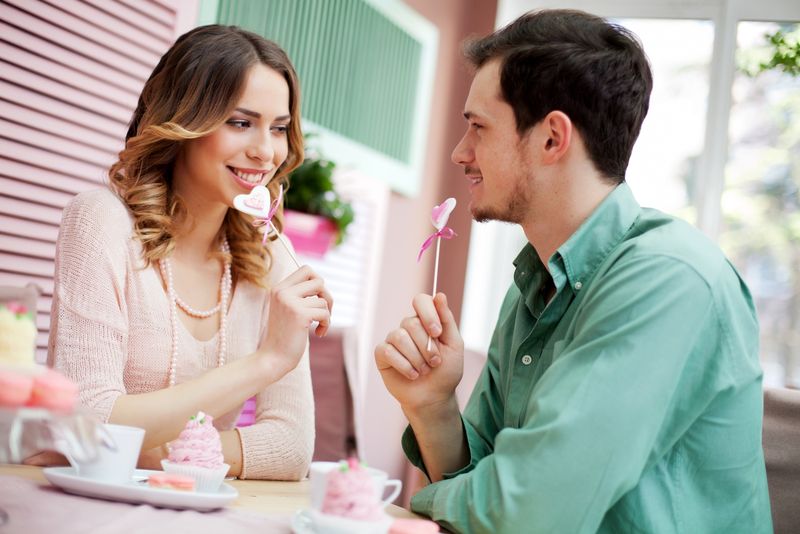 Paar flirtet, während es im Café sitzt