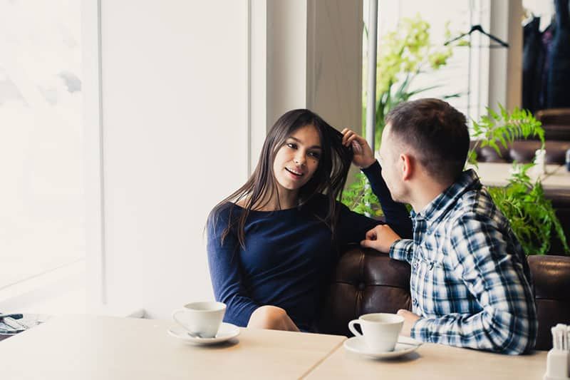 Mann spricht mit Frau im Café