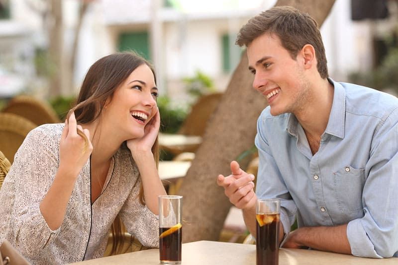 Frau flirtet mit Mann beim Date