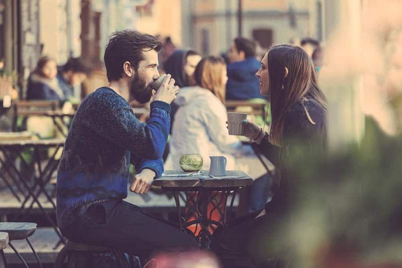 Paar im Café draußen
