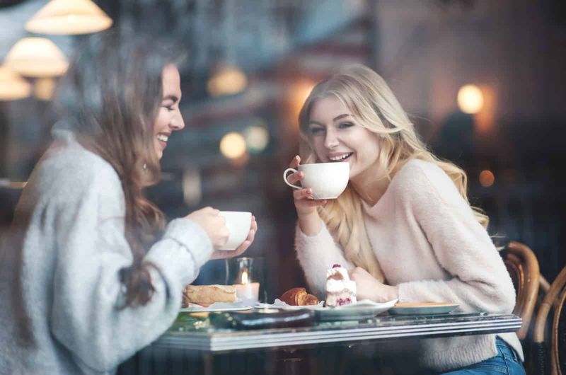 Zwei Frauen sitzen im Café und trinken Kaffee