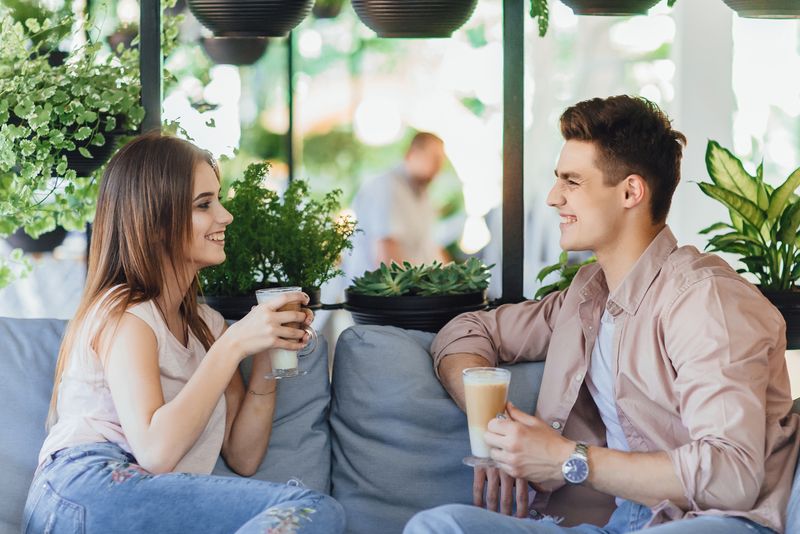 Paar sitzt im Café