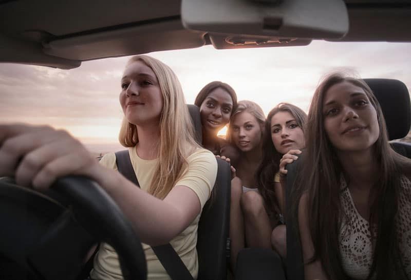 Roadtrip mit Freundinnen im Auto